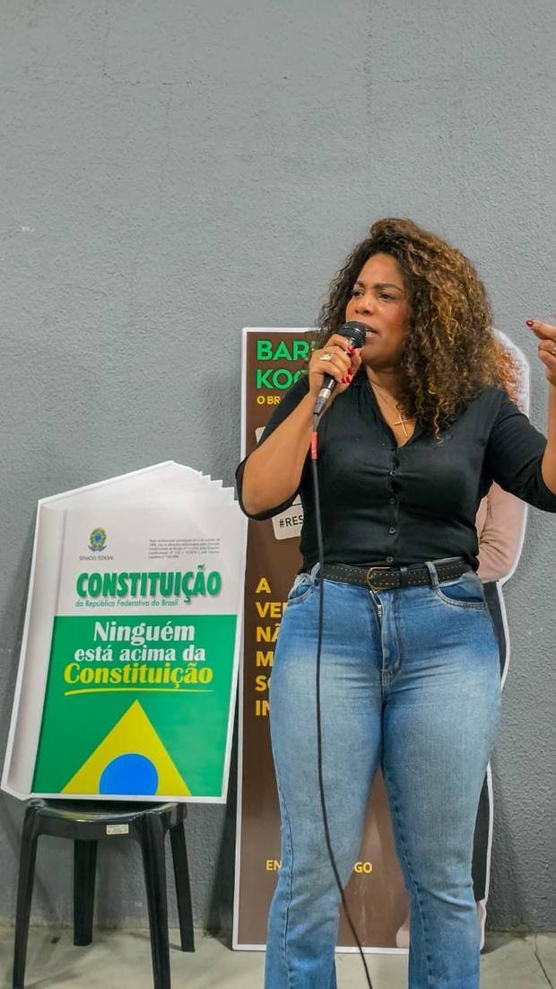 Barbara Kogos discursando ao lado da Constituição