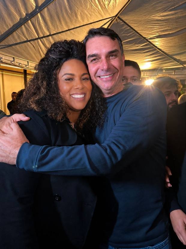 Barbara Kogos abraçada a Flávio Bolsonaro